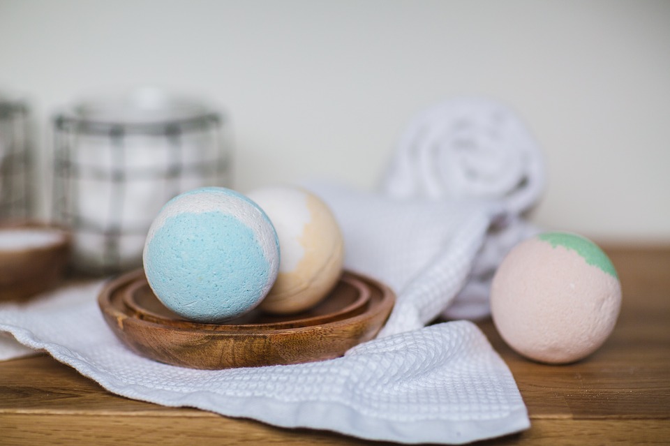 How to Use a Bath Bomb